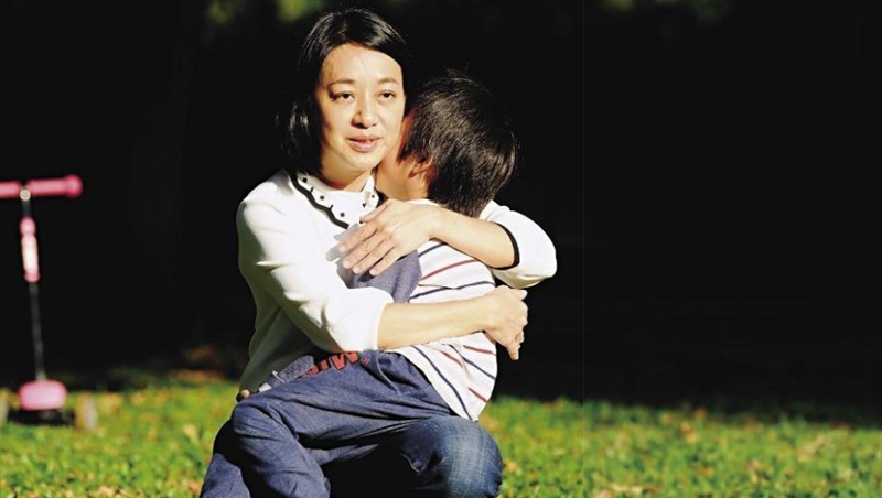 抱著兒子小鯨魚，王婉諭在拍照空檔跟他講悄悄話「可以幫媽媽忙嗎?」她因忙著選舉活動，請孩子體諒。